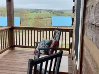 Blue Willow Cabin, high up on the hill with180 degree views. Hôtels à : Comte de Patrick