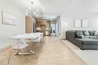 Pool View Modern 3 Bdrm Apt