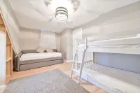Beach House Full of Family Fun Within 15 Min Walk to the Beach +  Work Space