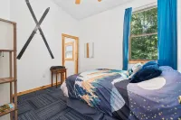 Indoor tree house & swivel  firepit grill. Close to Kooser & Laurel Hill Parks.