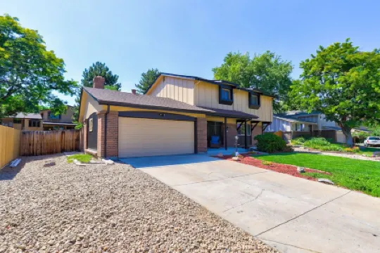 Large Home InArvada, Centrally Located, 50 Min to Ski, Free Parking Garage.420ok