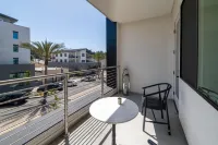 Beautiful Modern 2-Bed in DT Vista!