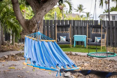 free parking - walk to Honl beach & Downtown Kona