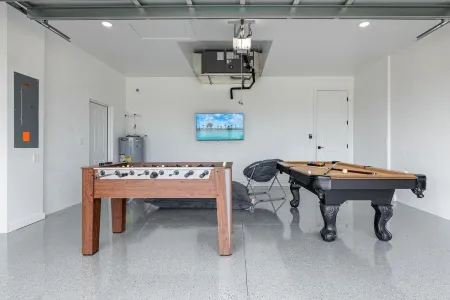 Villa Isla de Lilly - Luxury New Home with heated pool & man cave w/ billiards