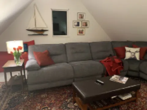 A second floor apartment with en-suite near UNE, Southern Maine beach’s.