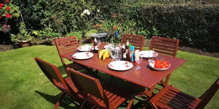 Bright, spacious centrally-located 3-bedroomed house with ample free parking. Отели рядом с достопримечательностью «Университет Стерлинг»