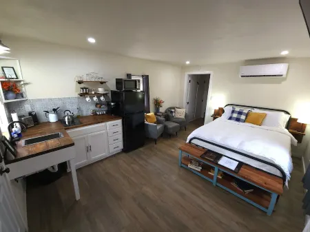 Stunning Modern Farmhouse Studio Cottage!