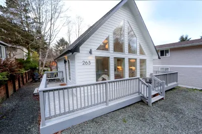 Cozy A-Frame. Fire pit. Dogs Welcome.
