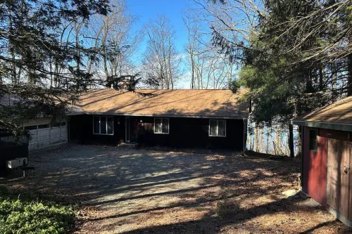 Private LakeFront ranch on Lake Wallenpaupack, PA.  Secluded.  Sunset view!