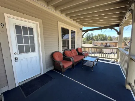 2br ADK Style Condo #9 - Walk to Main St and Mirror Lake