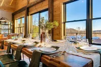 New Chalet: 8 mi to Sunday River+Pano Views+Hottub+Sauna+Dogok