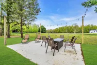 Secluded Home "Behind The Vines SLEEPS 22 on over an acre!