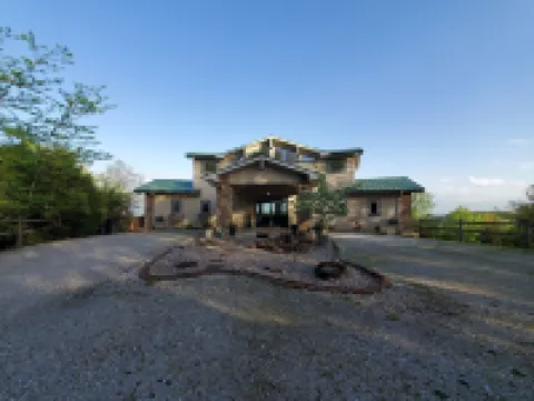 Breezy Point- Huge Home & Amazing Lake Views! Near Sailboat Club & Marina