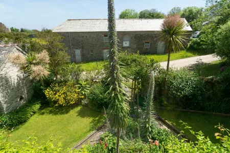 Character Coastal Cottage 5 minutes stroll to Beach/Amenities