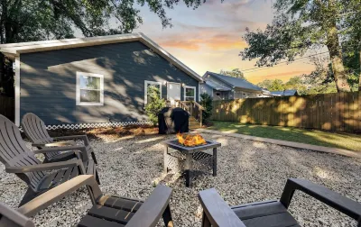 Sportsplex.PetFriendly.Owa.GasGrill.Foosball.FullyFencedYard Hotels near Action Game and Movie