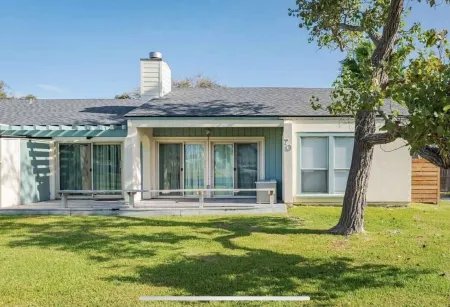 Beautifully renovated Bay View Escape!