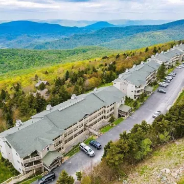 Modern Snowshoe Retreat - 3Br/2BA - Walk to Slopes + Mountain Views