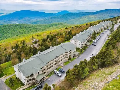 Modern Snowshoe Retreat - 3Br/2BA - Walk to Slopes + Mountain Views Hotels near Splitrock Pools