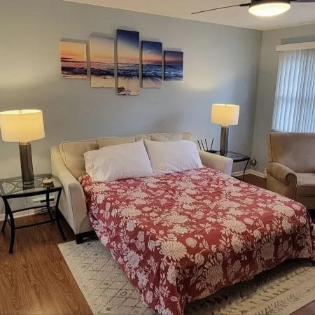 Tis' Time Getaway. Just a few blocks from beautiful Lake Erie!