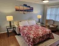 Tis' Time Getaway. Just a few blocks from beautiful Lake Erie!