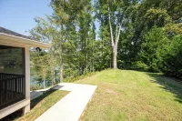 Gorgeous Kingsport Lakehouse With Huge Two-Story Screened In Porch! Отели рядом с достопримечательностью «Шоппинг-центр Сенчери сквер»