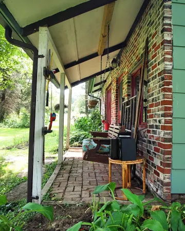 Your country get away with trails and a pond Отели в г. Мина