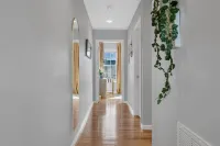 Walk To Beach, Parking for 3 cars, Towels + Linens Included, 4 beach badges