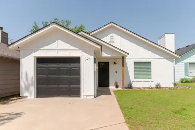 Cozy home in heart of Edmond Hotels near University of Central Oklahoma