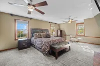 Amazing & A Party BARN… Hot Tub, PL TBl, Png Png, & Arcade!  Access to Pools! Hotels in West Des Moines