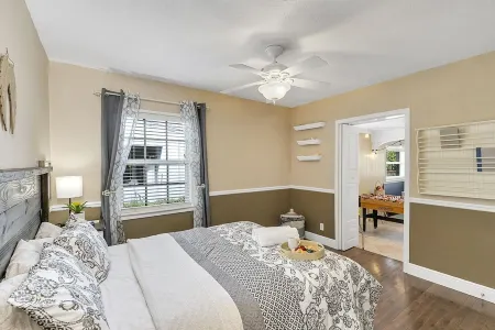 Cozy Retreat, Great Location, Hot Tub, Game Room, King Beds, Close to Beach Отели рядом с достопримечательностью «Крейн Крик Променад»