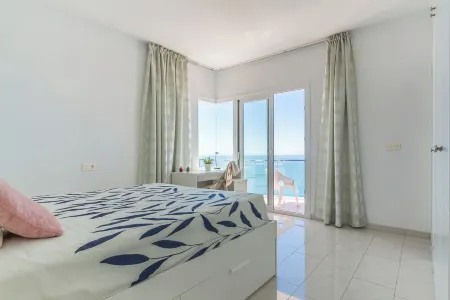 Villa Delfín Blanca with fantastic views and private pool Отели рядом с достопримечательностью «Playa Salobreña»