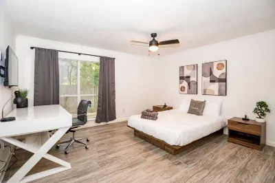Central Woodlands. Outdoor deck, dining, & grill! Newly Remodeled.