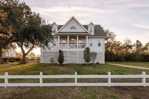 The Salty Bungalow - Pool, Pet Friendly, Walking distance  to Beach!