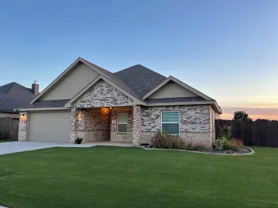 Charming and brand new 3 bedroom home in quiet neighborhood near ACU and HSU 캠프 바클리 도크 공원 주변 호텔