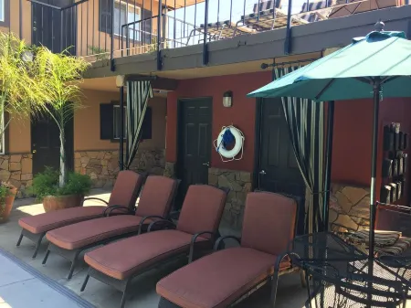 POOLSIDE SUITE Fresno/Clovis Отели рядом с достопримечательностью «Sierra Vista Kiosk - Fresno County Public Library»