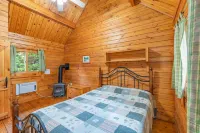 Mountain Views, River Frontage & HotTub + Country!