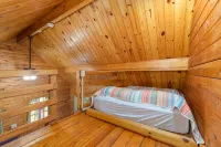 Mountain Views, River Frontage & HotTub + Country!