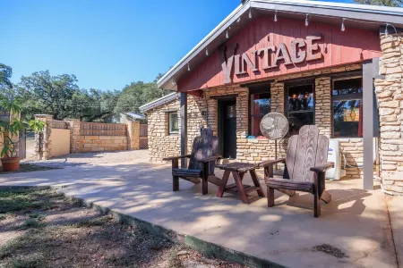 Charming Historic 2-bedroom house in Downtown Wimberley