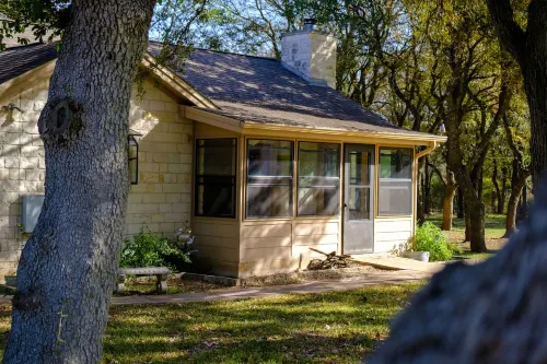 Guest house nestled amongst 100 year old oaks with fun farm animals!