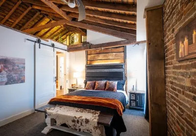 Livery Loft: our other BEST downtown location! Award winning! Come see why. Hotel dekat ALDI