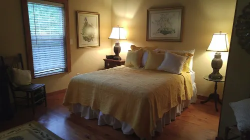 A place to retreat from the world while watching the sun set! Hotels in Bledsoe County