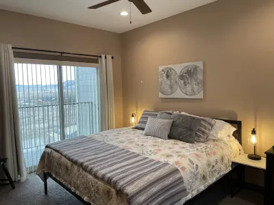 LOVELY 2 Bedroom Fully Furnished w/ Laundry Các khách sạn ở 