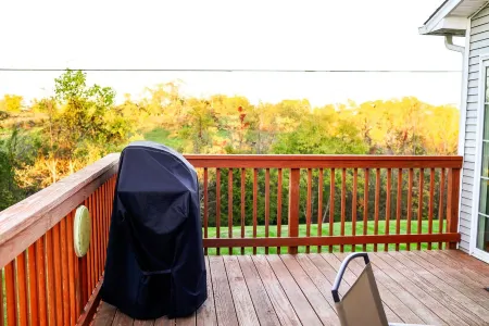 Cozy escape minutes from The Ark!