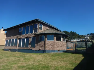 Oceanfront beach house with direct beach access In the desired Roads End area