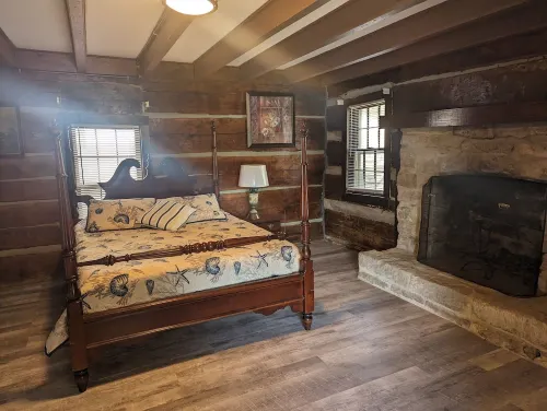 Beaver Den Rustic lake houseright on shoals Creek and Wilson lake