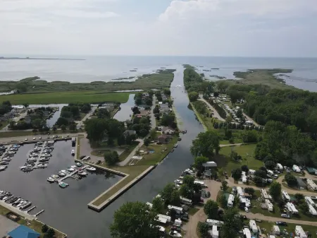 Cozy newly renovated home minutes from Sebewaing Harbor Marina to access bay.