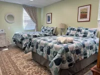 Walk to everything Rock Hall from this 1st floor apartment. Sleeps 4!