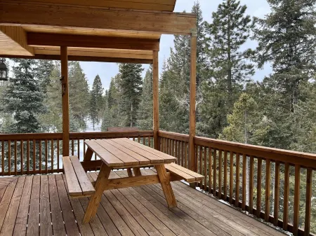 Luxury Cabin Ridge Top View in the Pines 5 queen beds Отели в г. Duck Creek Village