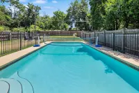 Private Apartment with pool, 5 min to downtown