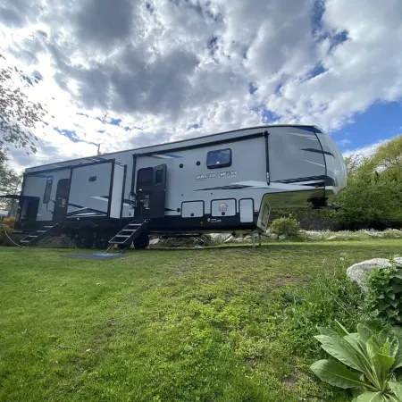 2022 5th Wheel RV, 2BD, Sleeps 6, Kootenai River Views/Access, Picnic Table